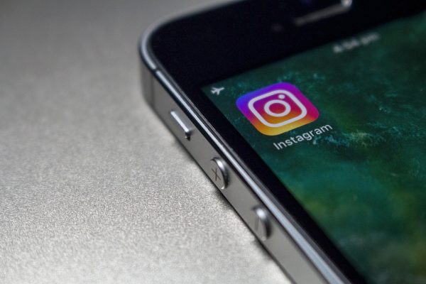 符号大全 手机屏幕展示符号大全 App 分类列表，用户正在浏览数学符号分区，米金色界面配酒红顶栏，背景为柔和暖光