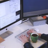 符号大全技术编辑林一舟在双屏工作站前测试符号跨平台显示，屏幕上是字符编码对照表