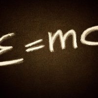 符号大全数学内容审校周砚在黑板上书写集合符号，粉笔字迹清晰，教室光线明亮