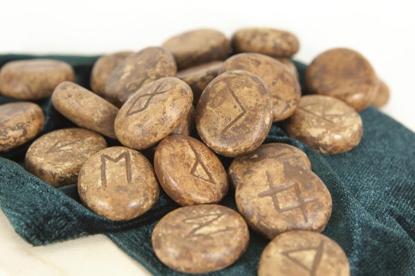 符号大全 App 深色与浅色主题切换示意，同一符号列表在两种背景下清晰可读，界面干净，字形锐利